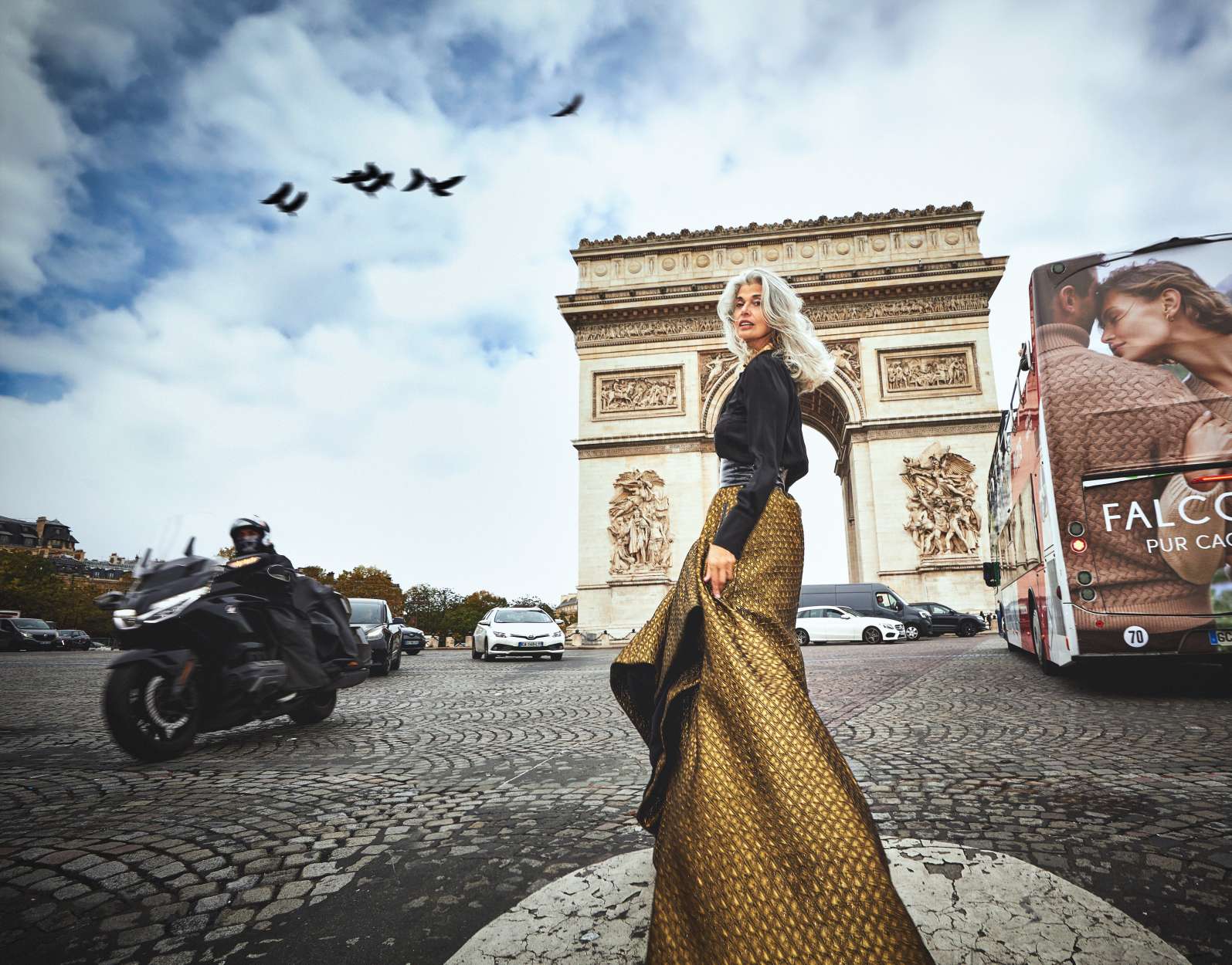 L'OFFICIEL 'A PARIS TRIOMPHE'